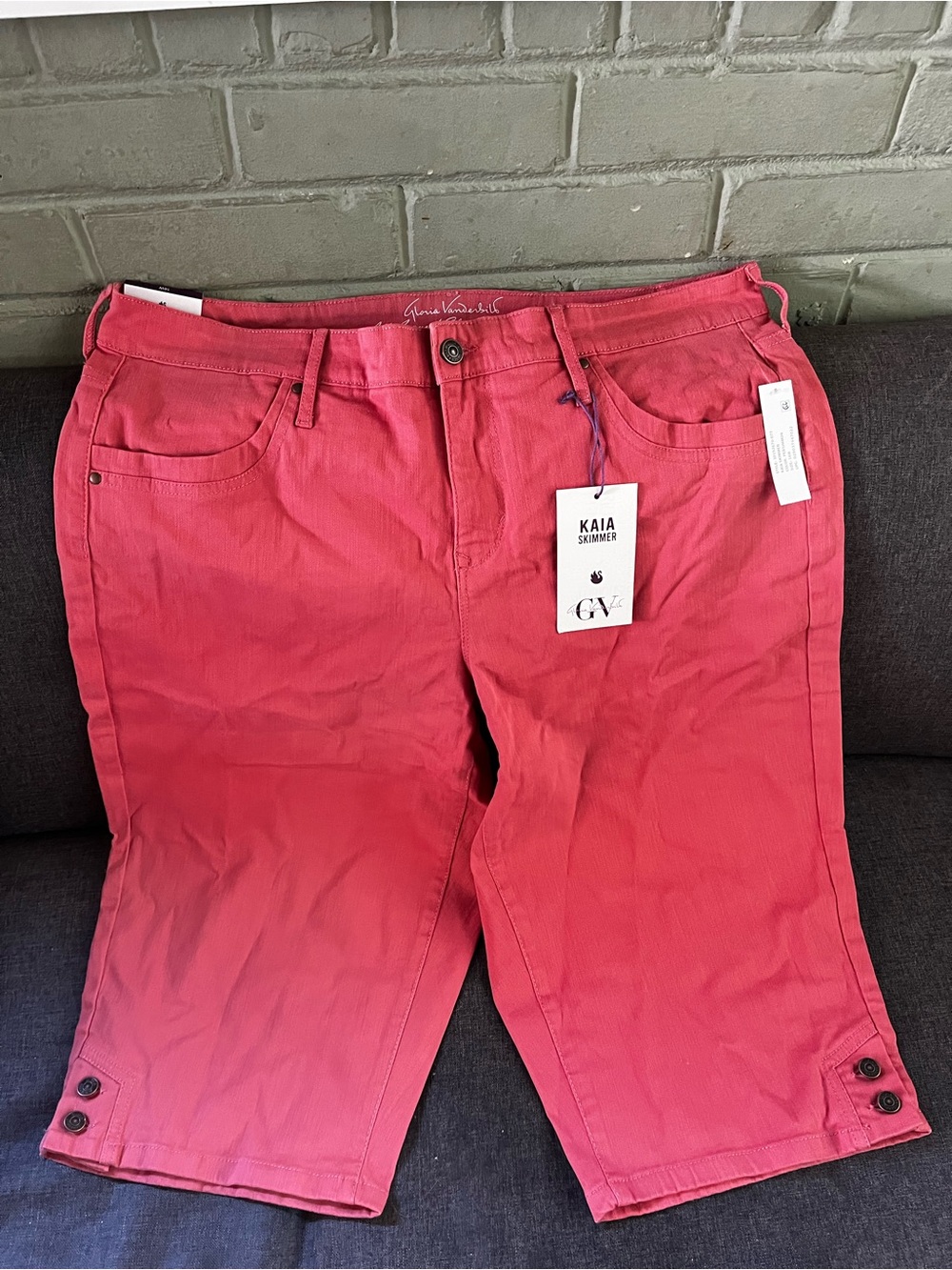 Gloria Vanderbilt Kaia Skimmer Cropped Jeans in Coral Pink/Peachy. Size 16W